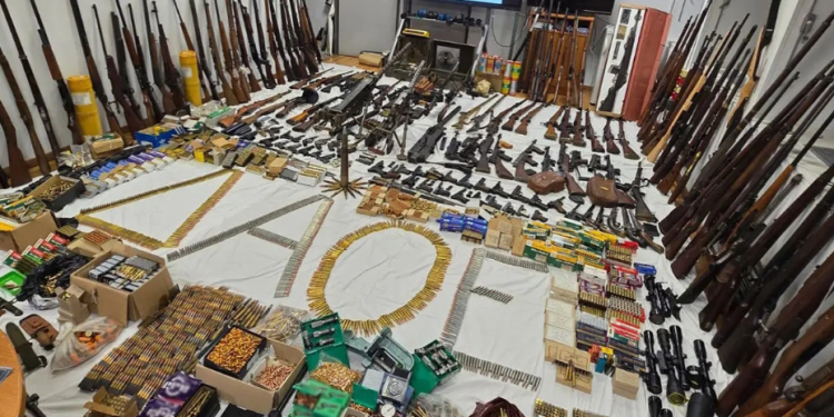 Surprizë për policinë greke, pensionistit i gjenden mbi 170 armë, 15.500 fishekë dhe barut