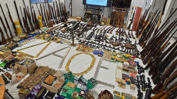 Surprizë për policinë greke, pensionistit i gjenden mbi 170 armë, 15.500 fishekë dhe barut