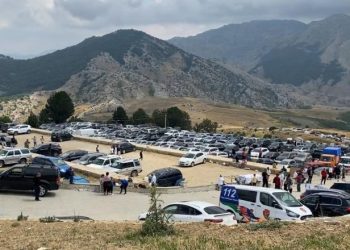 Dita e Abaz Aliut në Malin e Tomorrit, bektashinjtë ndezin qirinj dhe bëjnë kurban