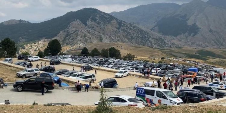 Dita e Abaz Aliut në Malin e Tomorrit, bektashinjtë ndezin qirinj dhe bëjnë kurban