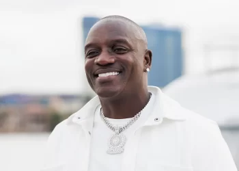 Akon godet rojen e sigurisë gjatë koncertit në Rusi, kritikohet nga fansat për sjelljen arrogante