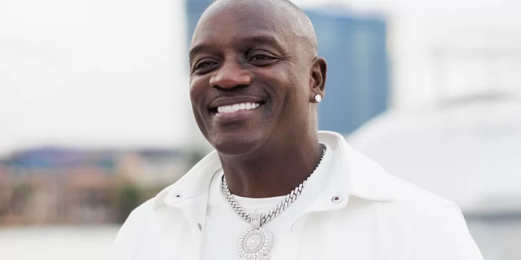 Akon godet rojen e sigurisë gjatë koncertit në Rusi, kritikohet nga fansat për sjelljen arrogante