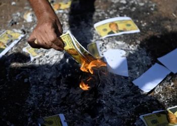 Brazilianët protestë kundër tarifave të Trump, djegin dollarët amerikanë të falsifikuar