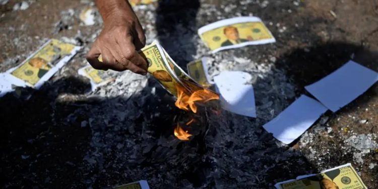 Brazilianët protestë kundër tarifave të Trump, djegin dollarët amerikanë të falsifikuar