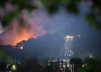 Natë dramatike, vijon lufta me flakët në Finiq