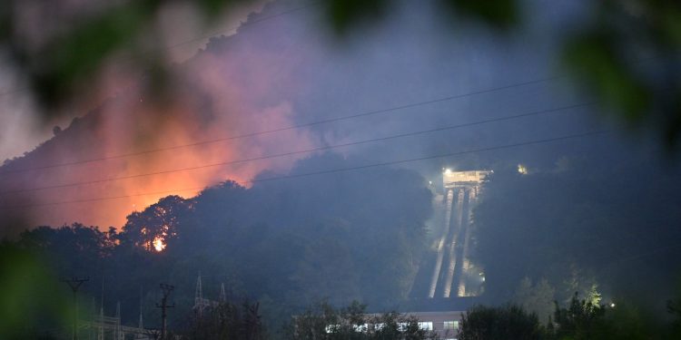Natë dramatike, vijon lufta me flakët në Finiq