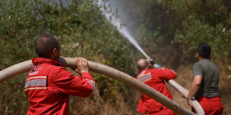 Vijon beteja me flakët në Finiq