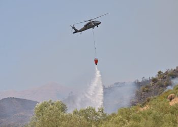 Evakuime masive në Finiq, në ndihmë edhe një avion kroat