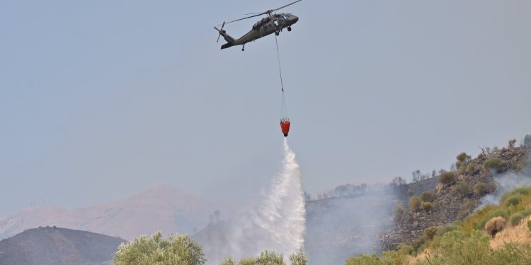 Evakuime masive në Finiq, në ndihmë edhe një avion kroat