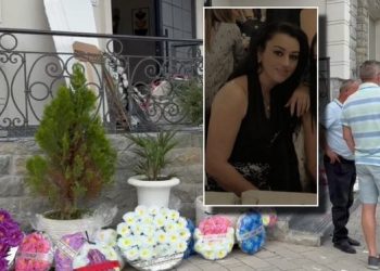 U vra nga burri në sy të fëmijëve, përcillet në banesën e fundit gruaja shqiptare në Greqi. Vajza premton hakmarrje për nënën