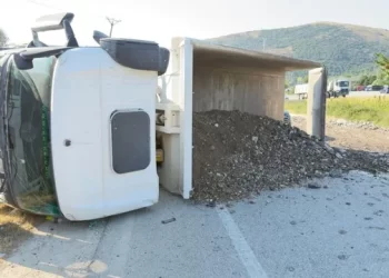 Kamioni përmbyset në mes të rrugës, bllokohet qarkullimi!