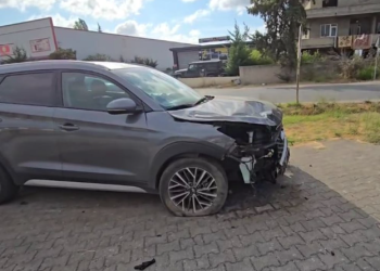 Aksidenti, makina përplaset te shtylla e tensionit