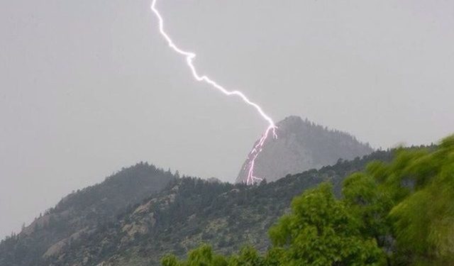 Tragjike/ Goditet nga rrufeja, humb jetën 47-vjeçari, ngordhin edhe 20 bagëti