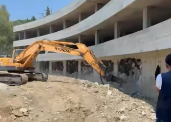 Tritol në Rradhimë, IKMT shemb sot godinën tre katëshe pa leje