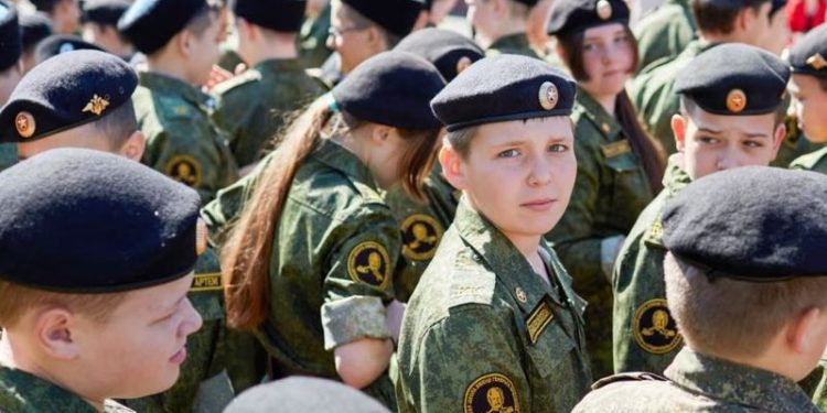 Rusia nis testime për t’i identifikuar liderët që fëmijë