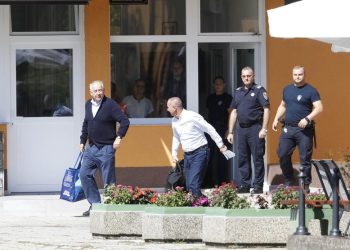 Dikur kryeministër, sot një burrë me qese në dorë…I përbuzur. I harruar. I vetmuar