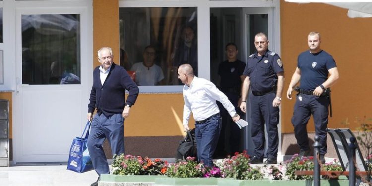 Dikur kryeministër, sot një burrë me qese në dorë…I përbuzur. I harruar. I vetmuar