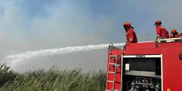 Zjarr pranë stacionit të ujësjellësit në Gjirokastër