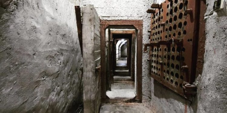 Tuneli i Luftës së Ftohtë në Gjirokastër tërheq turistë kureshtarë për komunizmin