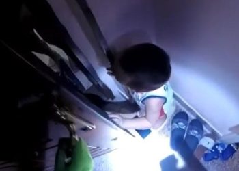 Zjarrfikësit shpëtojnë fëmijën e bllokuar në banesë