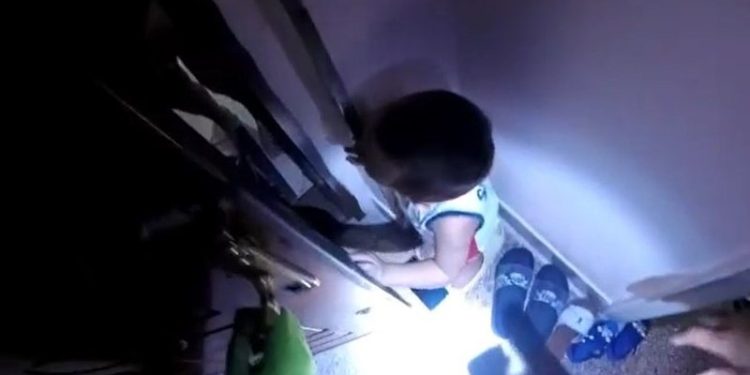 Zjarrfikësit shpëtojnë fëmijën e bllokuar në banesë