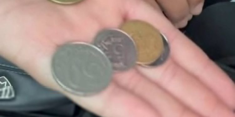 12-vjeçari nga Vlora/ Nëna e lë jashtë në shi me vetëm disa monedha dhe largohet në Tiranë