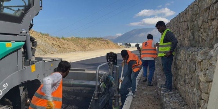 Shqiptarët ikin në emigracion, bizneset i zëvendësojnë me indianë në ndërtim dhe filipinas në shërbim