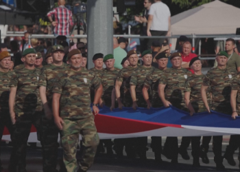 Garë e fortë armatimesh në Ballkan, Serbia dhe Kroacia rivale të ethshme, sfidojnë me parada ushtarake