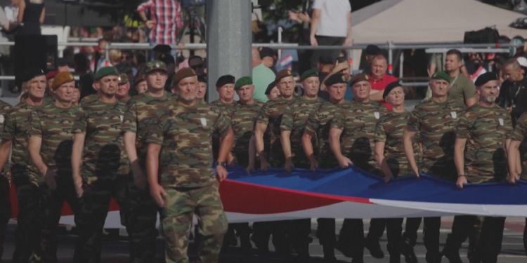 Garë e fortë armatimesh në Ballkan, Serbia dhe Kroacia rivale të ethshme, sfidojnë me parada ushtarake