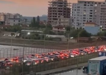 Po vijnë emigrantët, fluks udhëtarësh në Portin e Vlorës