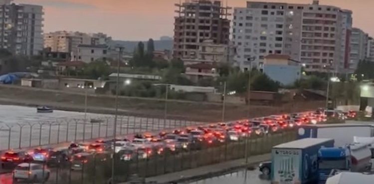 Po vijnë emigrantët, fluks udhëtarësh në Portin e Vlorës