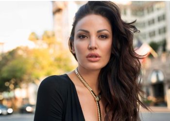 Bleona Qereti birëson një luan në Afrikë