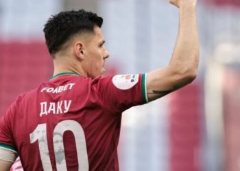 VIDEO/ Mirlind Daku nuk përmbahet, tund rrjetën 2 herë në pjesën e parë