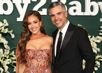 Hakmarrje! Pas ndarjes nga Jessica Alba, Cash Warren shfaqet me modelen 20 vjet më të re