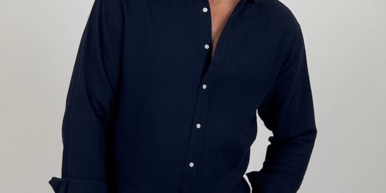 Shpat Kasapi sulmohet brutalisht në mes të dasmës nga dhëndri dhe dasmorët