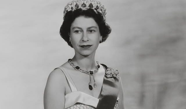 Ekspozita e paharrueshme për Mbretëreshën Elisabet II: Stili dhe eleganca në 100 vjetorin e lindjes
