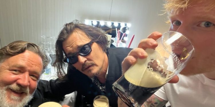 Pse një fotografi e Ed Sheeran me Johnny Depp dhe Russell Crowe po vërshohet nga një valë kritikash në internet?