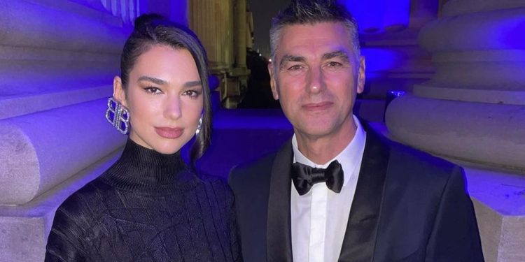 Dukagjin Lipa reagon pas fotos së shumëpërfolur të Dua Lipës: Ajo nuk pi cigare…