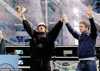 Vëllezërit Gallagher paralajmërohen të shmangin komentet për Trump për të ruajtur turneun e Oasis në SHBA