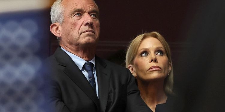 Cheryl Hines reagon për martesën me RFK Jr. dhe skandalet rreth tij
