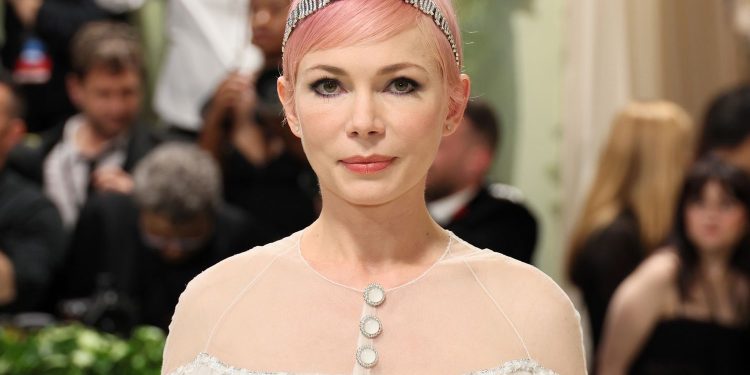Michelle Williams bëhet nënë për herë të katërt përmes një nëne surrogate