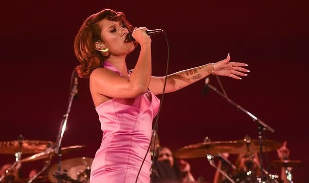 Raye ndërpret performancën në All Points East pas incidentit në turmë