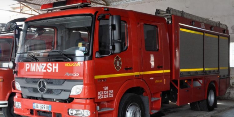 Përfshihet nga flakët lokali i këngëtarit të njohur