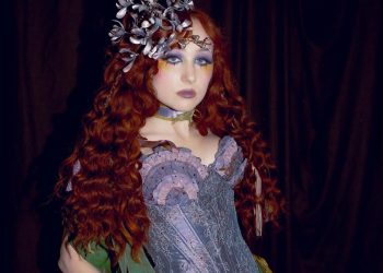 Drag queens, kafshë dhe muzika, çfarë ndodhi pas skenës në koncertin e Chappell Roan