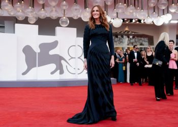 Julia Roberts ecën në tapetin e kuq për herë të parë në Venecia