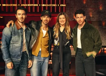 Kelly Clarkson reagon pas 20 vitesh për përmendjen në “Year 3000” nga Jonas Brothers