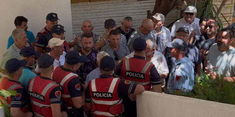 Toka e fshatit iu dha dy biznesmenëve për park fotovoltaik, reagojnë banorët e Nivicës: Bashkia Sarandë ka shkelur ligjin dhe dinjitetin tonë