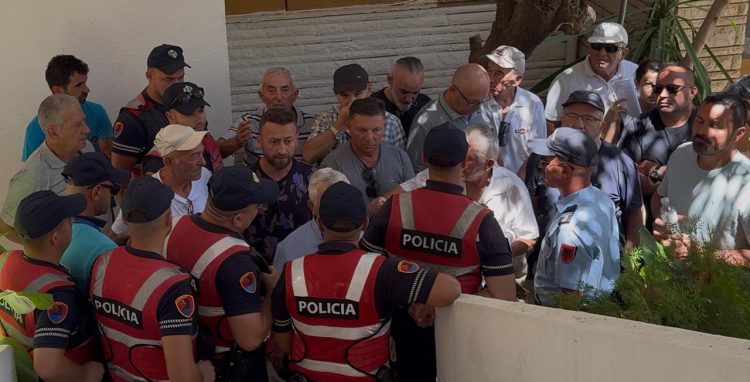 Toka e fshatit iu dha dy biznesmenëve për park fotovoltaik, reagojnë banorët e Nivicës: Bashkia Sarandë ka shkelur ligjin dhe dinjitetin tonë