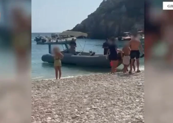 Dhërmi/ 12-vjeçari hidhet nga shkëmbi në det, plagoset në kokë