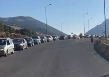 Kaos në Kapshticë/ Dogana greke punon me kapacitet të ulët, shqiptarët presin në radhë me orë të tëra